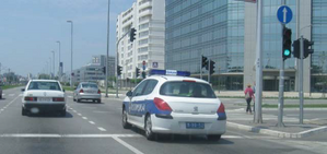 Slika uz pitanje: U situaciji prikazanoj na slici vozilo policije