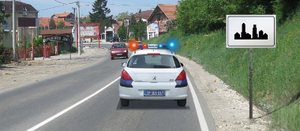 Slika uz pitanje: U situaciji prikazanoj na slici vozilo policije se