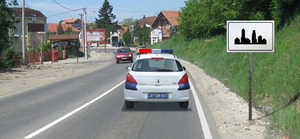 Slika uz pitanje: U situaciji prikazanoj na slici vozilo policije se