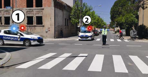 Slika uz pitanje: U situaciji prikazanoj na slici prvenstvo prolaza ima vozilo označeno brojem