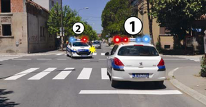 Slika uz pitanje: U situaciji prikazanoj na slici prvenstvo prolaza ima vozilo označeno brojem