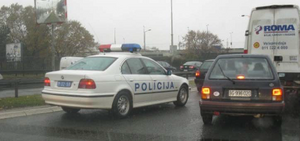 Slika uz pitanje: U situaciji prikazanoj na slici vozilo policije
