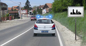 Slika uz pitanje: U situaciji prikazanoj na slici vozilo policije se