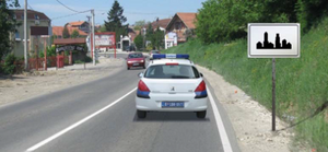 Slika uz pitanje: U situaciji prikazanoj na slici vozilo policije se