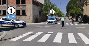 Slika uz pitanje: U situaciji prikazanoj na slici prvenstvo prolaza ima vozilo označeno brojem
