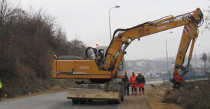 Slika uz pitanje: U situaciji prikazanoj na slici radna mašina