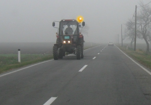 Slika uz pitanje: U situaciji prikazanoj na slici, u uslovima smanjene vidljivosti, traktor