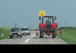 Slika uz pitanje: U situaciji prikazanoj na slici traktor