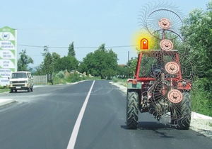 Slika uz pitanje: U situaciji prikazanoj na slici žuto rotaciono ili trepćuće svetlo