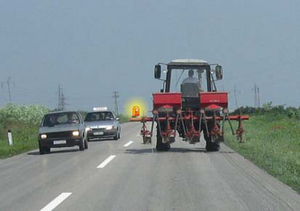 Slika uz pitanje: U situaciji prikazanoj na slici žuto rotaciono ili trepćuće svetlo