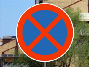 Slika uz pitanje: Saobraćajni znak prikazan na slici označava