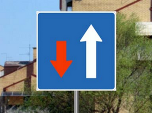 Slika uz pitanje: Saobraćajni znak prikazan na slici označava