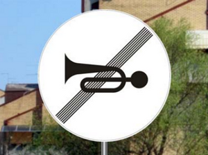 Slika uz pitanje: Saobraćajni znak prikazan na slici označava