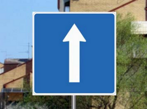 Slika uz pitanje: Saobraćajni znak prikazan na slici označava