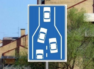 Slika uz pitanje: Saobraćajni znak prikazan na slici označava