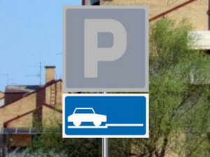 Slika uz pitanje: Dopunska tabla prikazana na slici, postavljena uz saobraćajni znak „Parkiralište”, označava