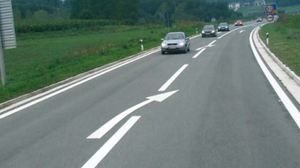 Slika uz pitanje: Oznaka prikazana na slici („Strelica“) služi za