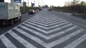 Slika uz pitanje: Oznaka prikazana na slici („Polja za usmeravanje saobraćaja“) označava