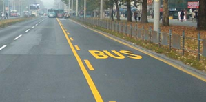 Slika uz pitanje: Natpis prikazan na slici („BUS”) označava