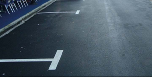 Slika uz pitanje: Oznaka prikazana na slici („Parking mesto“) označava