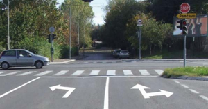 Slika uz pitanje: Oznake na kolovozu („Strelice“) služe za