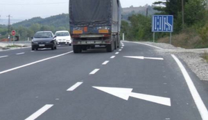 Slika uz pitanje: Oznaka na kolovozu prikazana na slici („Strelice“) služi za