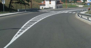 Slika uz pitanje: Oznaka na kolovozu prikazana na slici („Polja za usmeravanje saobraćaja“) označava