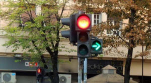 Slika uz pitanje: Svetlosni saobraćajni znak prikazan na slici ima značenje