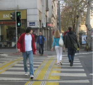 Slika uz pitanje: Svetlosni saobraćajni znak prikazan na slici označava