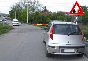 Slika uz pitanje: Naizmenično paljenje dva okrugla crvena svetla, na semaforu prikazanom na slici, označava
