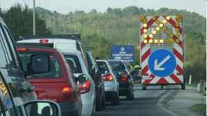 Slika uz pitanje: Signalna tabla prikazana na slici označava