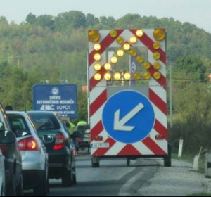Slika uz pitanje: Signalna tabla, prikazana na slici, postavlja se