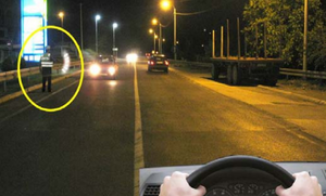 Slika uz pitanje: U situaciji prikazanoj na slici, kada policijski službenik daje svetlosni znak baterijskom lampom koja emituje postojan…