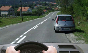 Slika uz pitanje: Radnja koju preduzimate u situaciji prikazanoj na slici prolaženjem vozila pored parkiranog vozila je