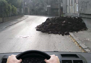 Slika uz pitanje: Prolaženjem vozila pored prepreke na putu, u situaciji prikazanoj na slici, vršite