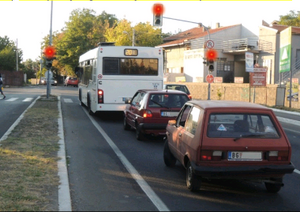 Slika uz pitanje: U situaciji prikazanoj na slici zaustavljena vozila