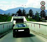 Slika uz pitanje: Kako treba postupiti u saobraćajnoj situaciji kao na slici ako vozilom prolazite pored dva postavljena saobraćajna znak…