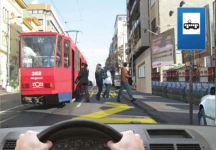 Slika uz pitanje: Ako se u situaciji prikazanoj na slici ne zaustavite dok lica ulaze, odnosno izlaze iz tramvaja, bićete kažnjeni