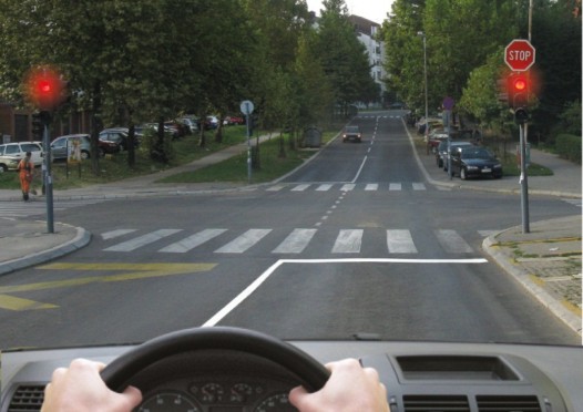 Slika uz pitanje: Ako u situaciji prikazanoj na slici nastavite kretanje nakon svetlosnog saobraćajnog znaka, bićete kažnjeni