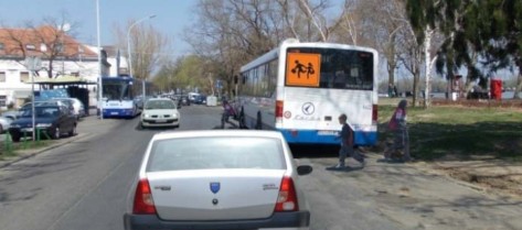 Slika uz pitanje: Vozač koji se u situaciji prikazanoj na slici, ne zaustavi iza vozila za organizovani prevoz dece, kazniće se
