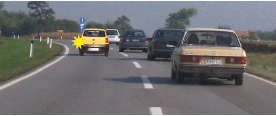 Slika uz pitanje: Vozač koji u situaciji prikazanoj na slici vrši preticanje kolone vozila, kazniće se