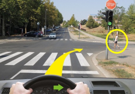 Slika uz pitanje: Ako u situaciji prikazanoj na slici, ne propustite pešaka, bićete kažnjeni