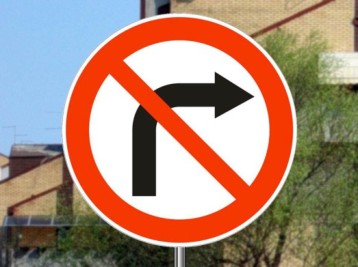 Slika uz pitanje: Vozač koji postupi suprotno postavljenom saobraćajnom znaku, kazniće se
