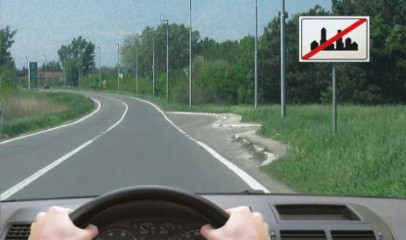 Slika uz pitanje: Ako se u situaciji prikazanoj na slici, nakon saobraćajnog znaka, krećete brzinom od 95 km/h, bićete kažnjeni