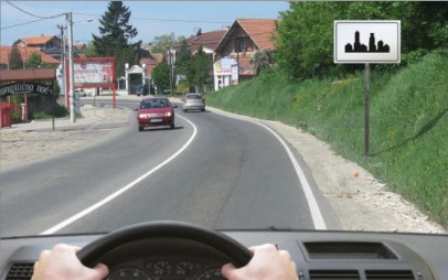 Slika uz pitanje: Ako se u situaciji prikazanoj na slici, nakon saobraćajnog znaka, krećete brzinom od 80 km/h, zaštitna mera zabrane upr…