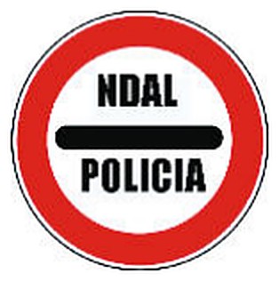 Figura e pyetjes: Sinjali në figurë tregon praninë e një postblloku rrugor, të vënë nga organet e policisë.
