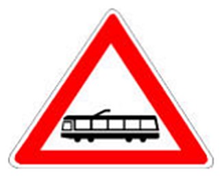 Figura e pyetjes: Sinjali në figurë paralajmëron një linjë tramvaji, të parregulluar me semafor.