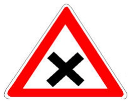 Figura e pyetjes: Sinjali në figurë paralajmëron një kryqëzim, në të cilin është në fuqi rregulli i dhënies së përparësisë nga e djathta.