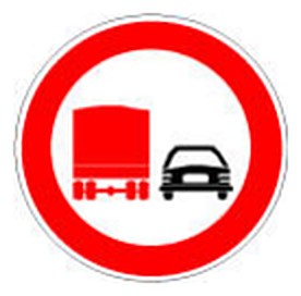 Figura e pyetjes: Sinjali në figurë lejon një kamion me ngarkesë të plotë mbi 3.5 tonë të parakalojë një mjet me motor me dy rrota, brend…