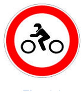 Figura e pyetjes: Sinjali në figurë ndalon qarkullimin e motorëve.